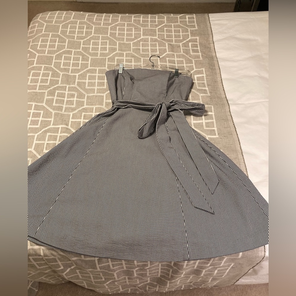 Gorgeous Liz Claiborne grey and white seersucker dress
